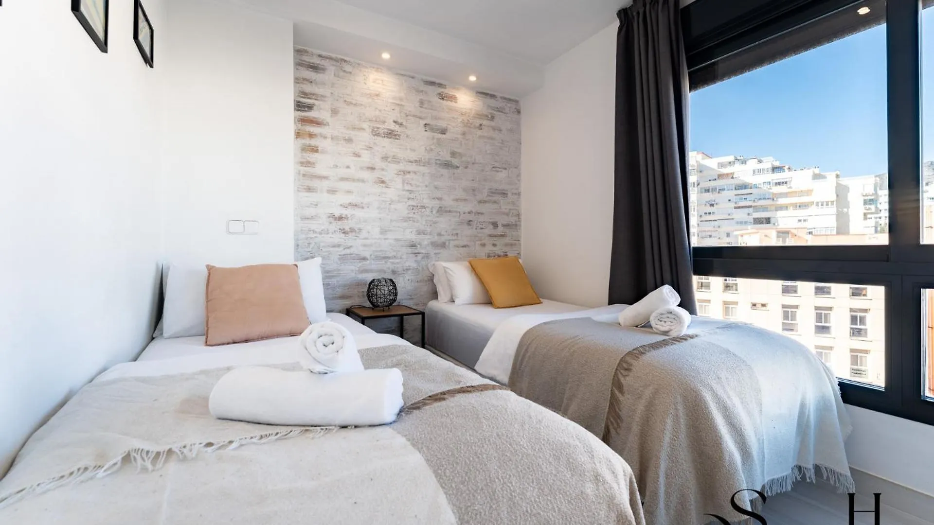 Exquisite Central 2 Bedroom Apt, Pool, Views Torremolinos Apartament