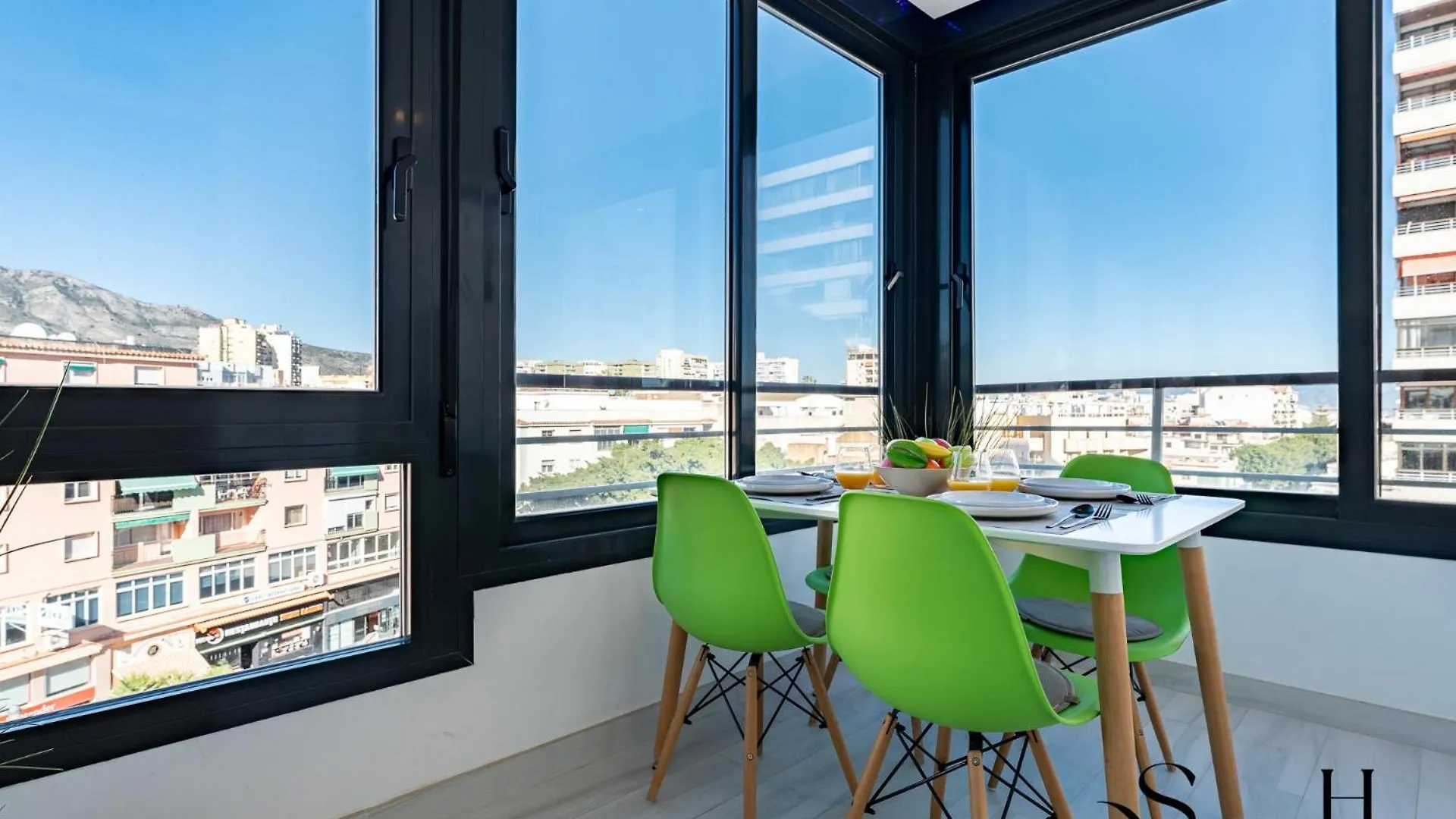 Exquisite Central 2 Bedroom Apt, Pool, Views Torremolinos