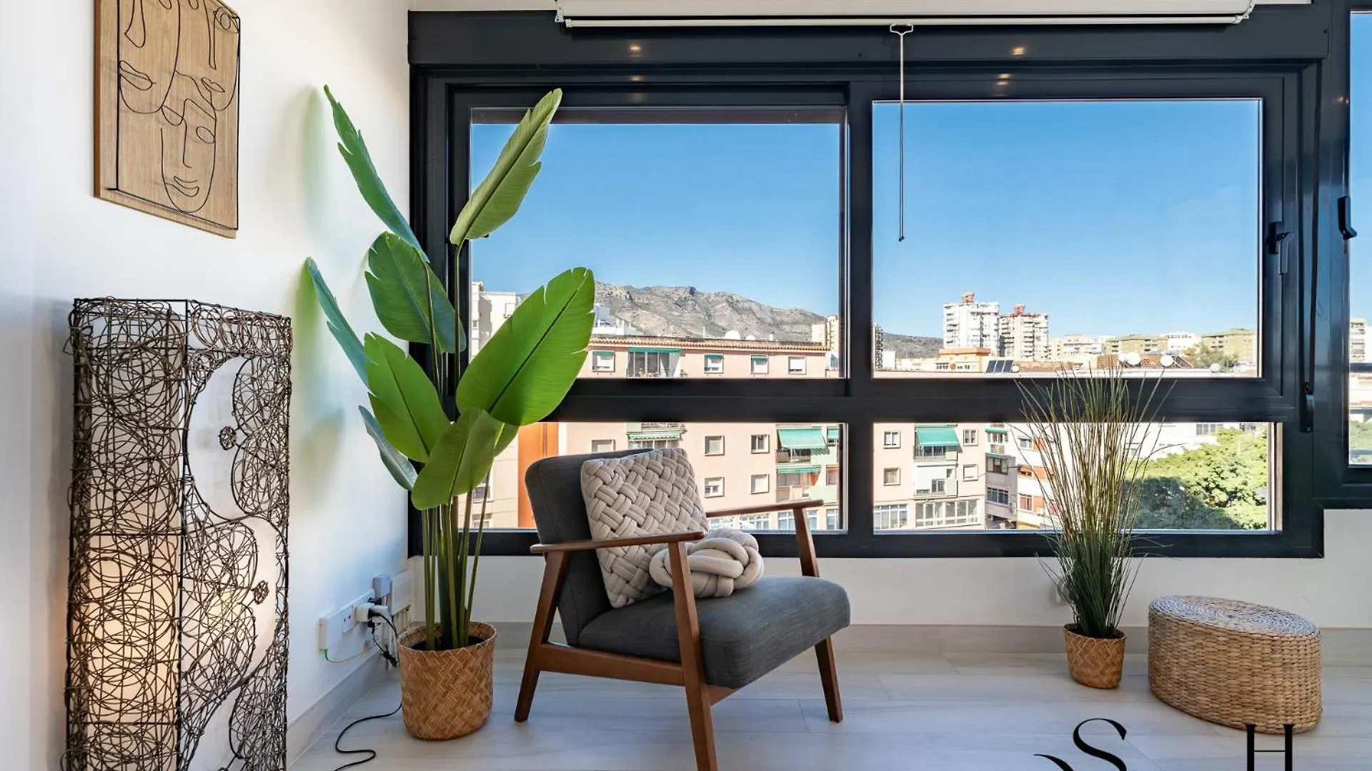 Exquisite Central 2 Bedroom Apt, Pool, Views Torremolinos